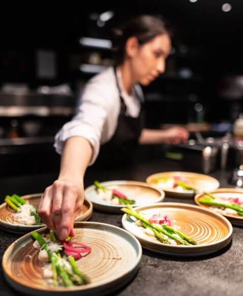Chef privado en Guadalajara poniendo verdura en un platillo
