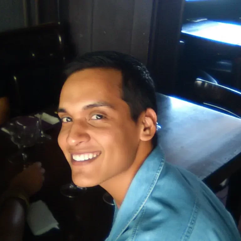 Dan Aranjo comiendo fondo con mesa oscura