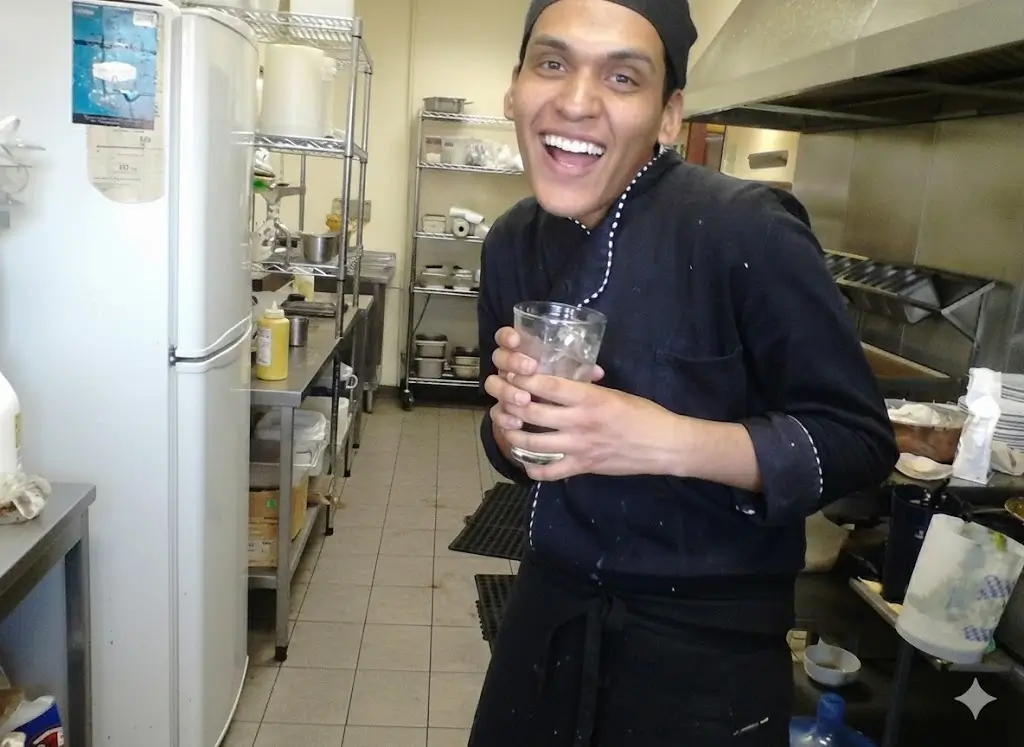 Dan Aranjo en uniforme de cocina